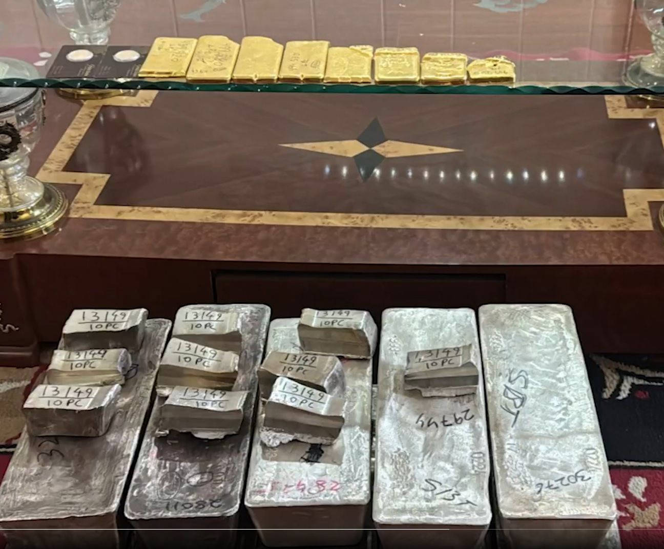 Đột kích đại lý du lịch, tịch thu 13 tỷ đồng tiền mặt chất như đống gạch, 313 kg bạc, 6 kg vàng trị giá 45 tỷ đồng - Ảnh 2