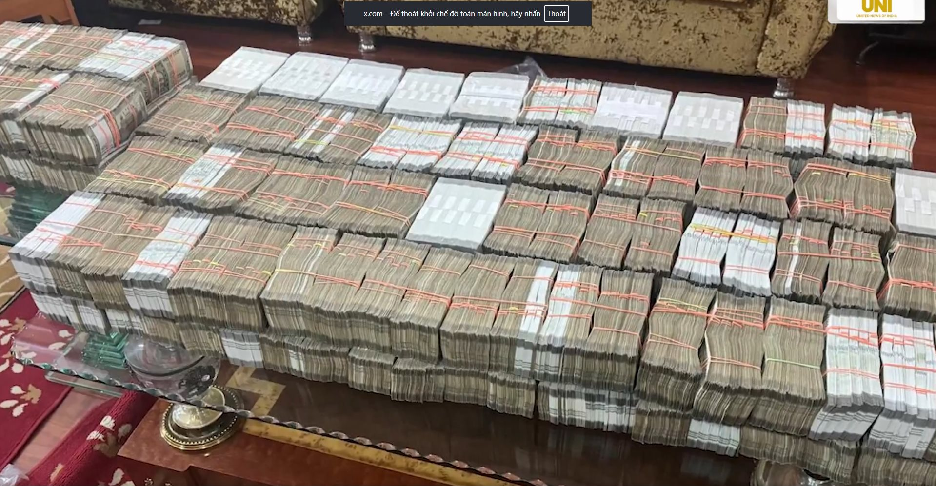 Đột kích đại lý du lịch, tịch thu 13 tỷ đồng tiền mặt chất như đống gạch, 313 kg bạc, 6 kg vàng trị giá 45 tỷ đồng - Ảnh 1