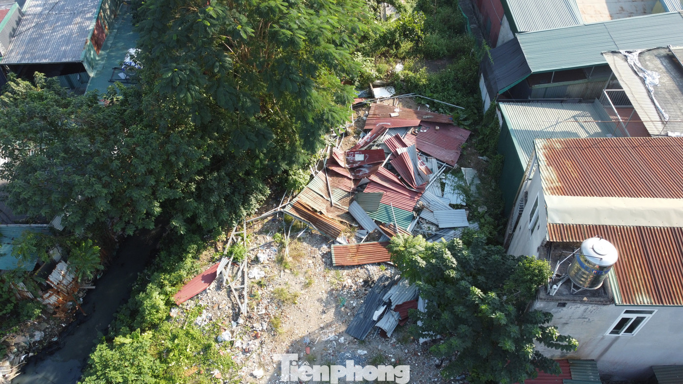 Phường rộng nhất Hà Nội ‘xoay như chong chóng’ với vi phạm xây dựng: Cũ chưa dỡ, mới đã mọc - Ảnh 5