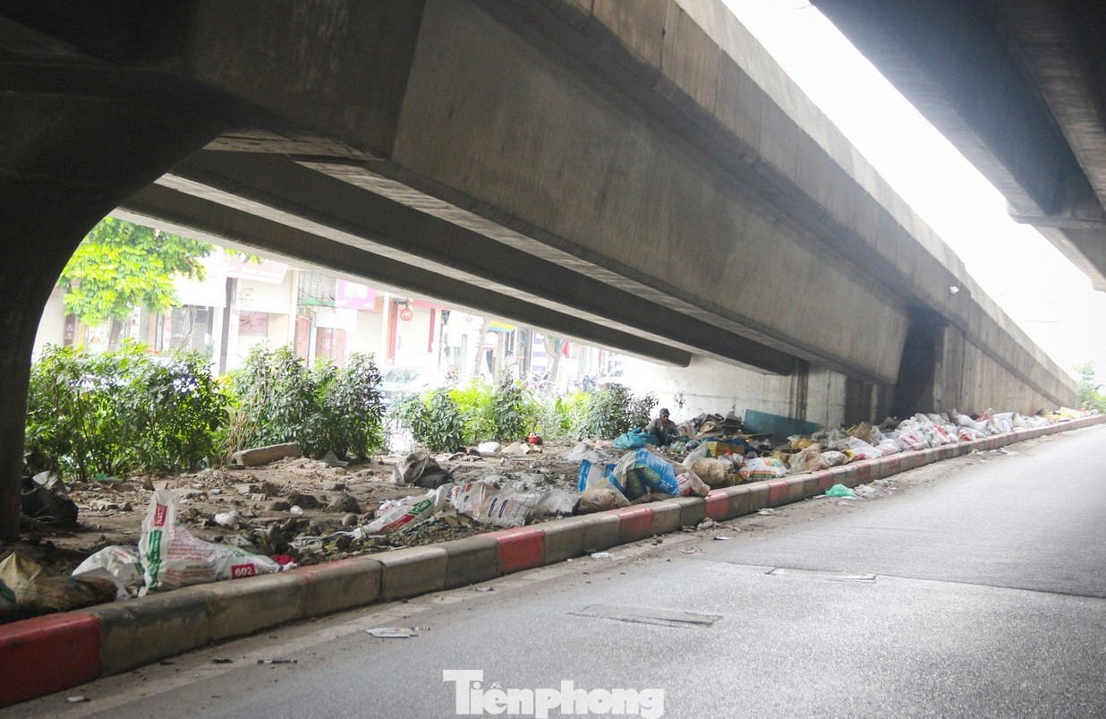 Chủ tịch Hà Nội chỉ đạo xử lý tình trạng rác dày đặc đường Vành đai 2, Vành đai 3 - Ảnh 1