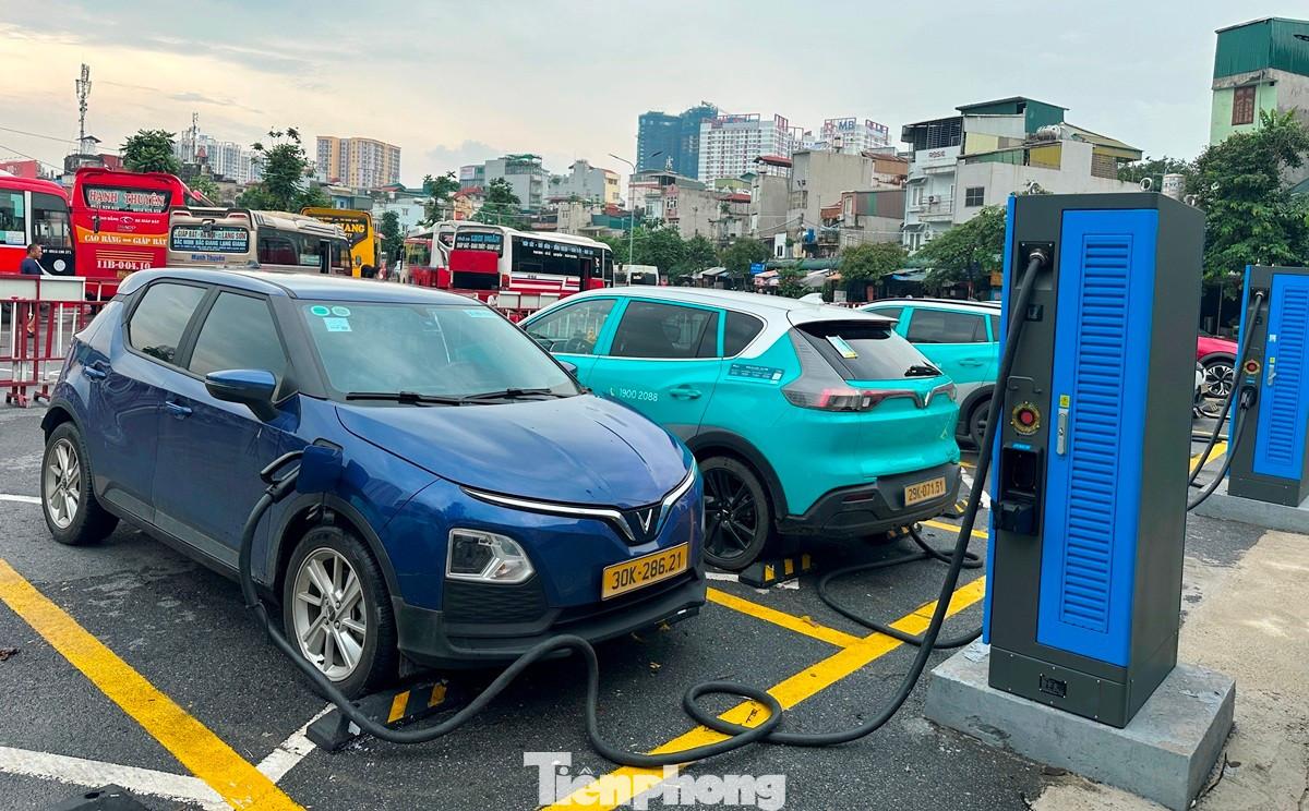 Hà Nội thí điểm 39 trạm sạc, tủ đổi pin tại bãi đỗ xe công cộng - Ảnh 1