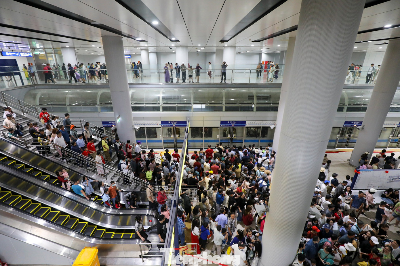 Cận cảnh sân khấu giữa trung tâm TPHCM sắp thành bãi giữ xe metro - Ảnh 10