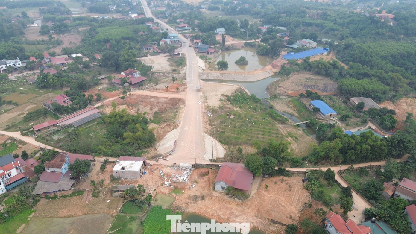 Cận cảnh tuyến đường 'cụt' 220 tỷ kết nối với... đồng ruộng ở Thái Nguyên - Ảnh 1