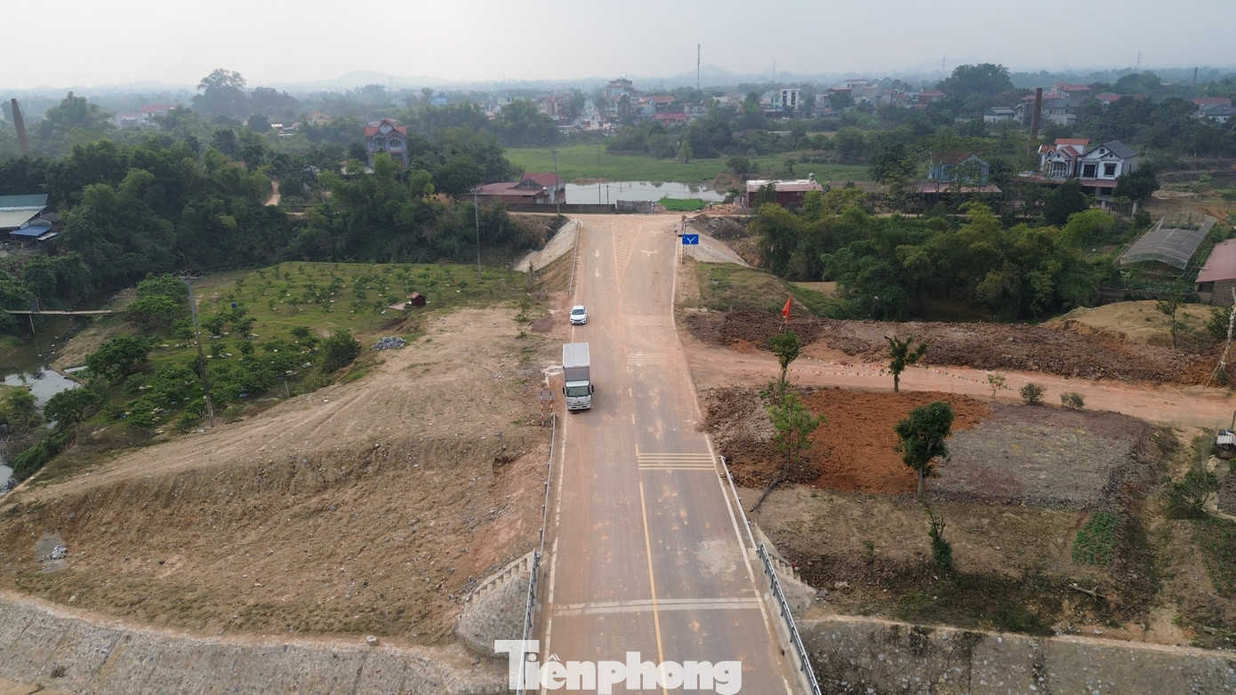 Cận cảnh tuyến đường 'cụt' 220 tỷ kết nối với... đồng ruộng ở Thái Nguyên - Ảnh 3