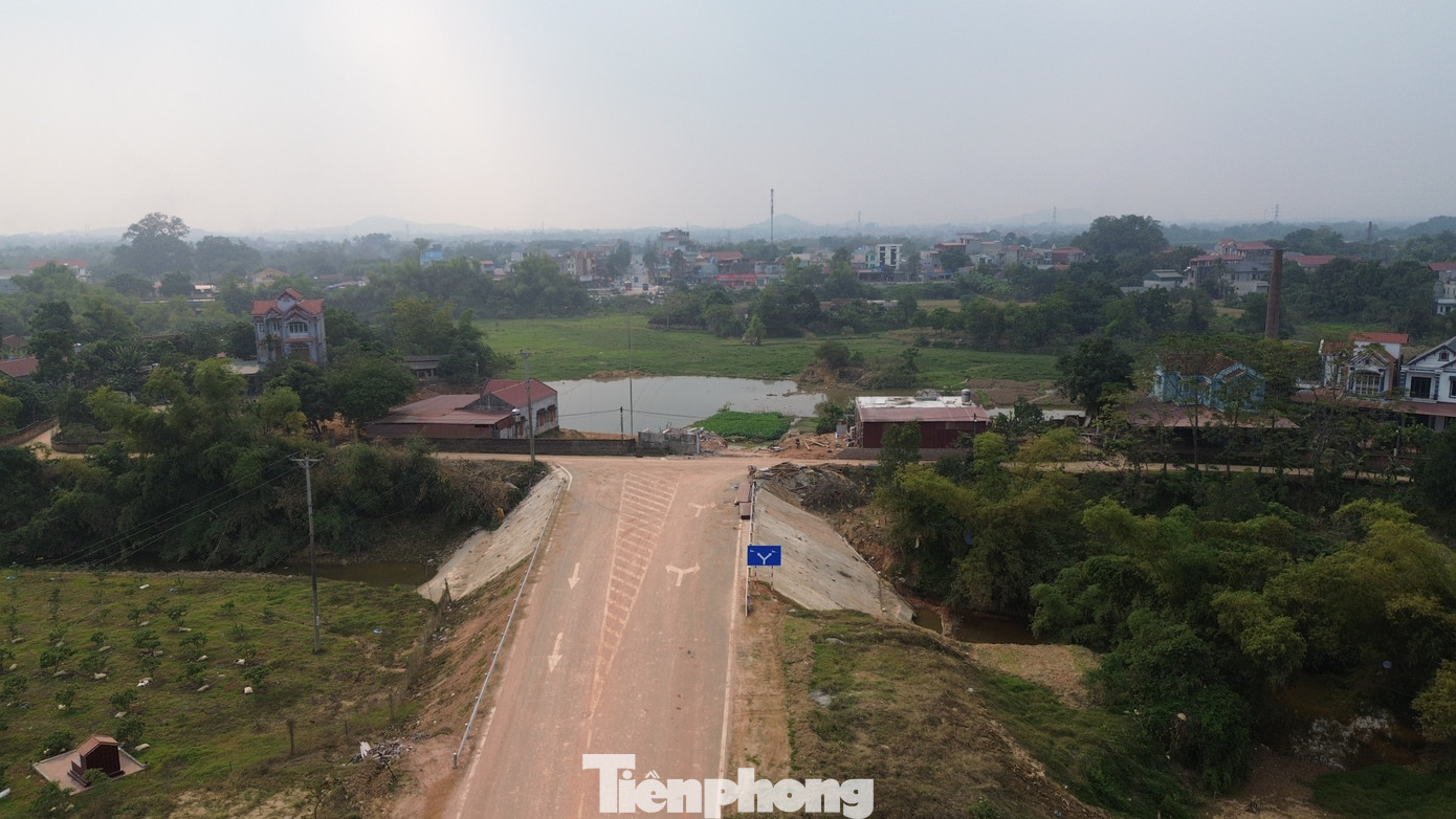 Cận cảnh tuyến đường 'cụt' 220 tỷ kết nối với... đồng ruộng ở Thái Nguyên - Ảnh 2