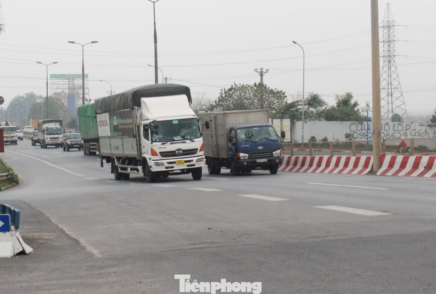 Hiện trạng hai đầu cầu Thăng Long chuẩn bị được 'đại tu' - Ảnh 3