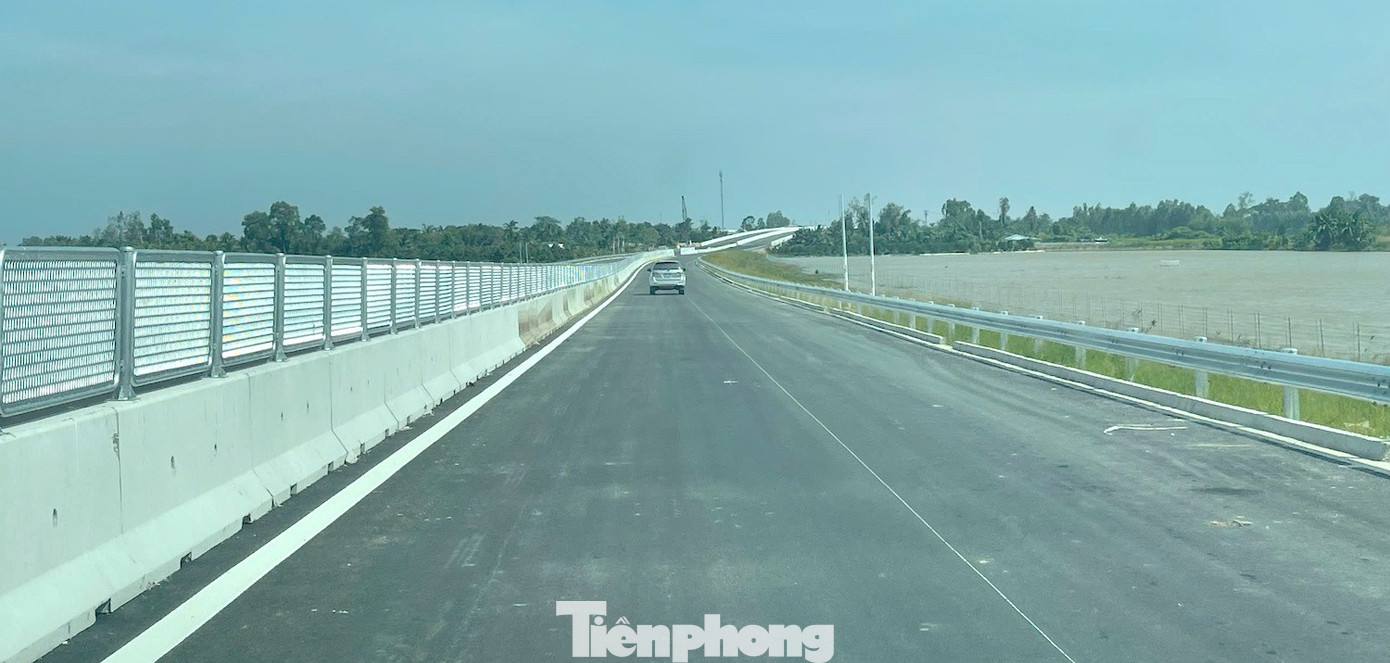 Cận cảnh cao tốc Cần Thơ - Cà Mau sắp thông xe - Ảnh 1