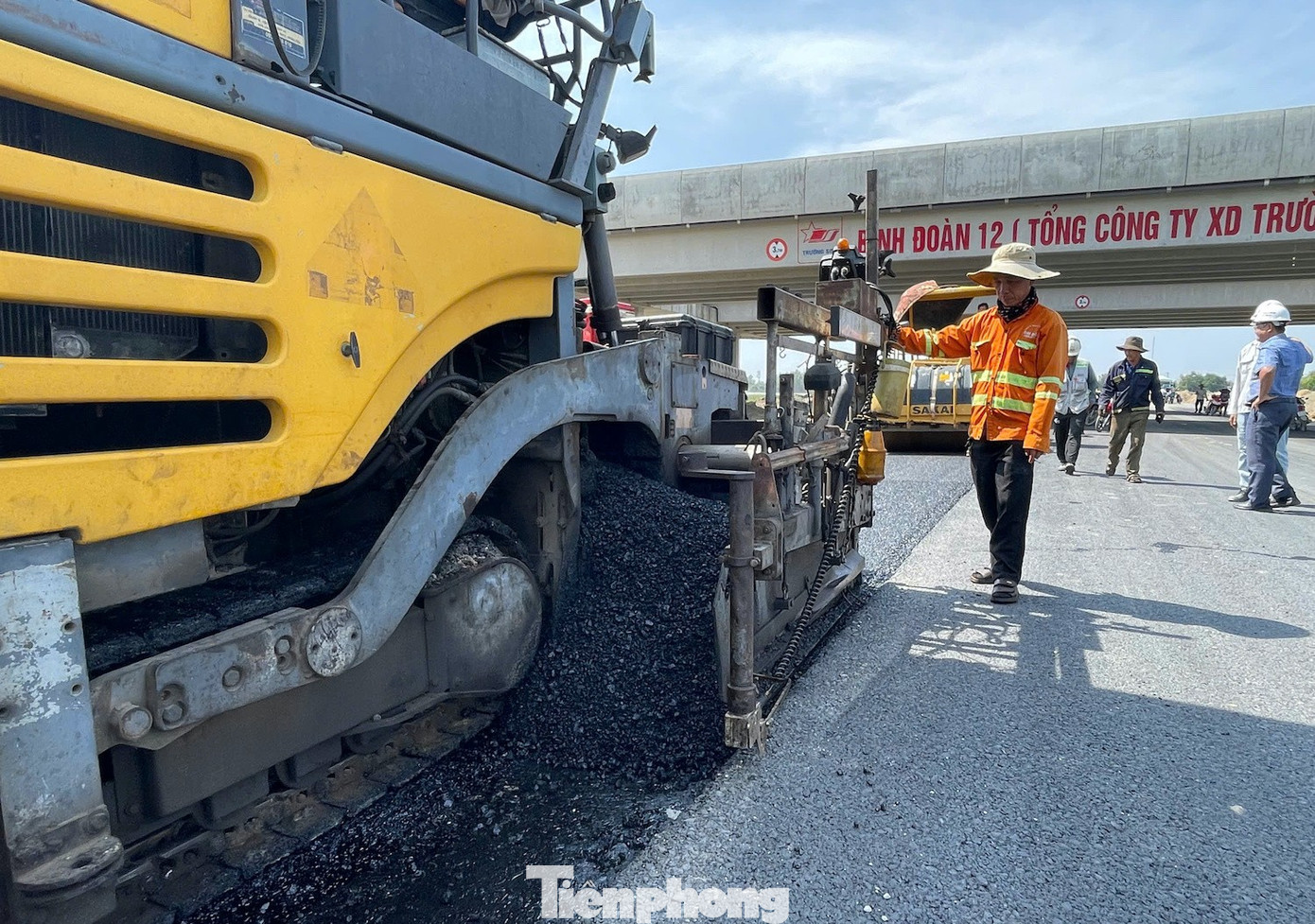 Cận cảnh cao tốc Cần Thơ - Cà Mau sắp thông xe - Ảnh 9