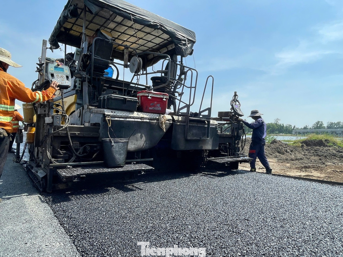 Cận cảnh cao tốc Cần Thơ - Cà Mau sắp thông xe - Ảnh 11