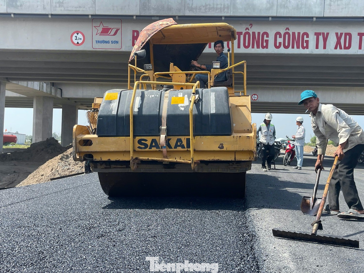 Cận cảnh cao tốc Cần Thơ - Cà Mau sắp thông xe - Ảnh 12