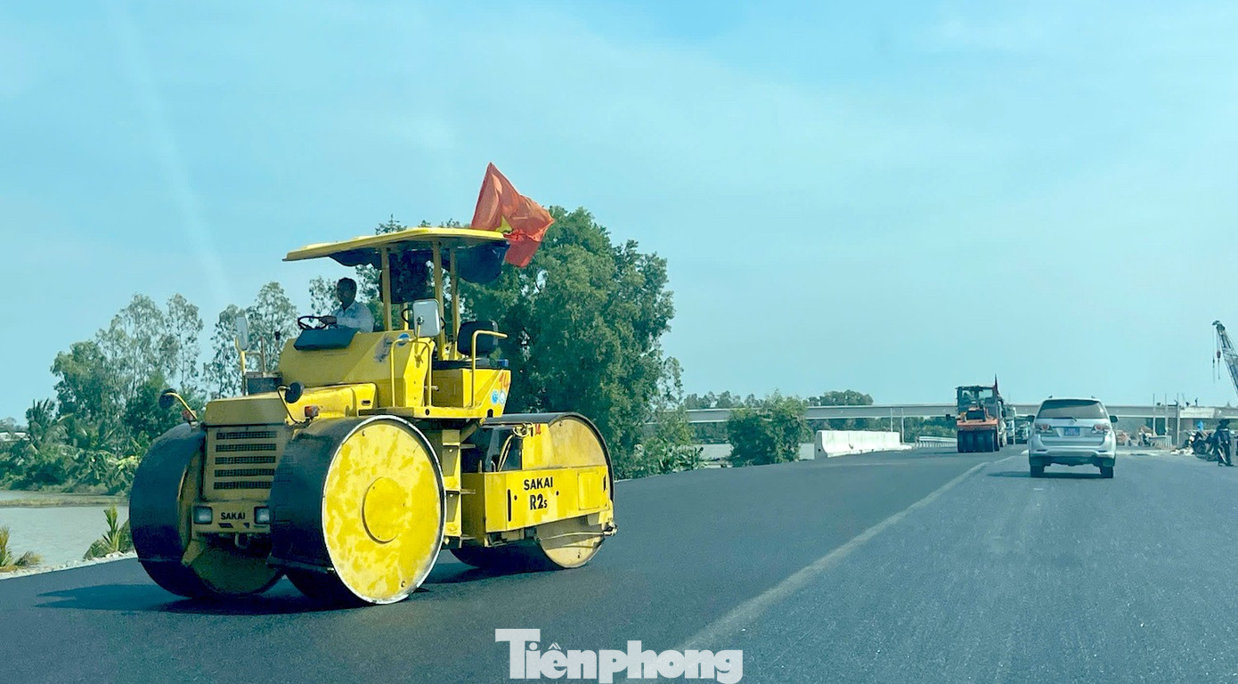 Cận cảnh cao tốc Cần Thơ - Cà Mau sắp thông xe - Ảnh 15