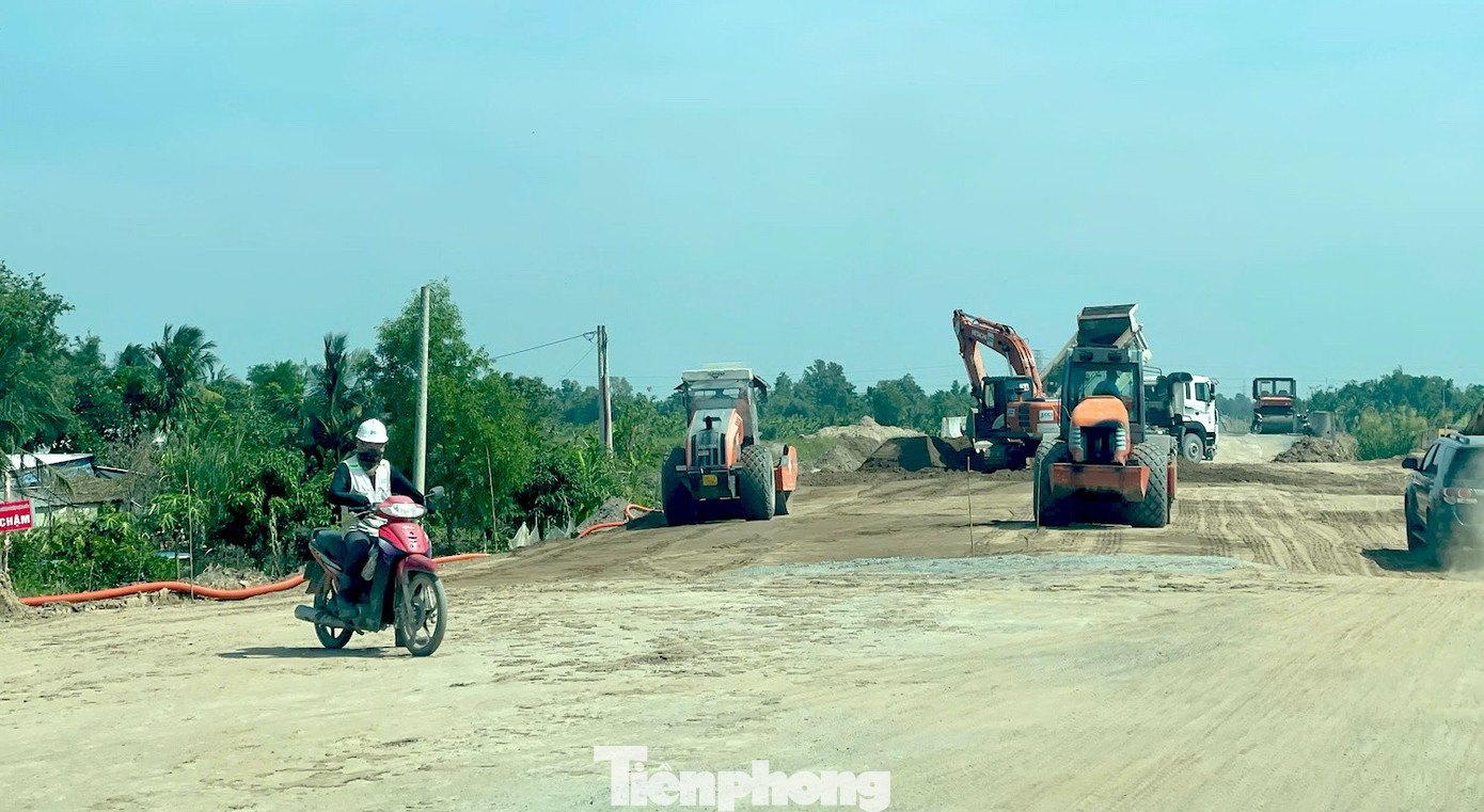 Cận cảnh cao tốc Cần Thơ - Cà Mau sắp thông xe - Ảnh 16