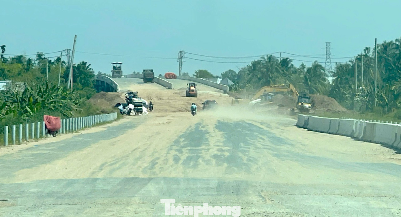 Cận cảnh cao tốc Cần Thơ - Cà Mau sắp thông xe - Ảnh 17