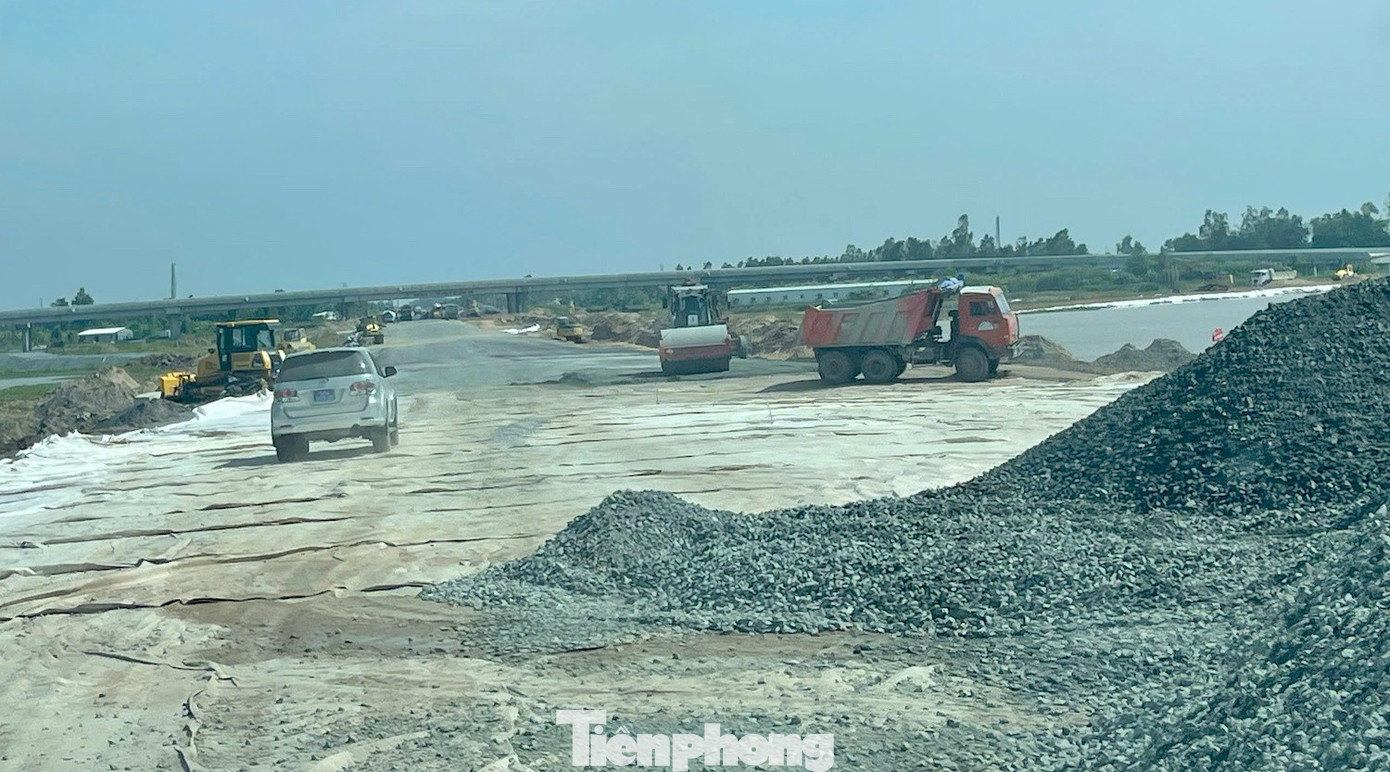 Cận cảnh cao tốc Cần Thơ - Cà Mau sắp thông xe - Ảnh 19