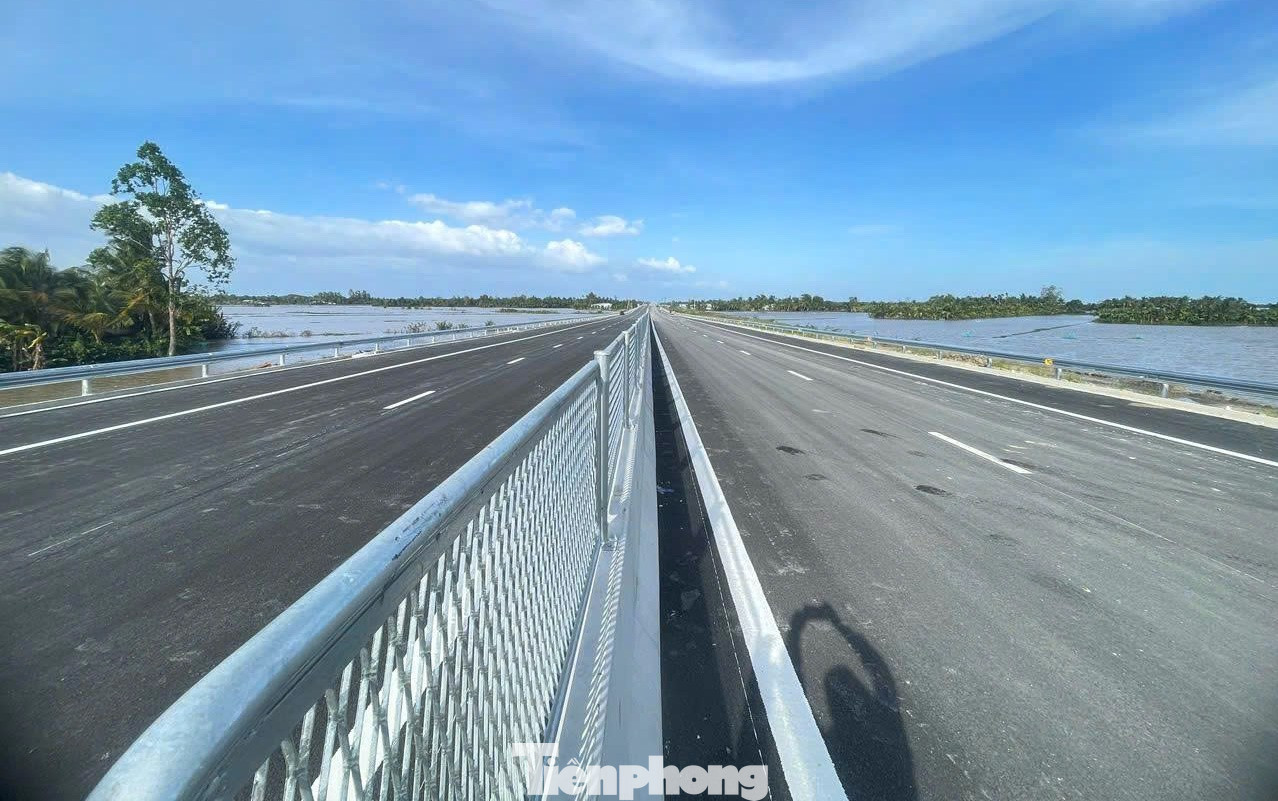 Cận cảnh cao tốc Cần Thơ - Cà Mau sắp thông xe - Ảnh 3