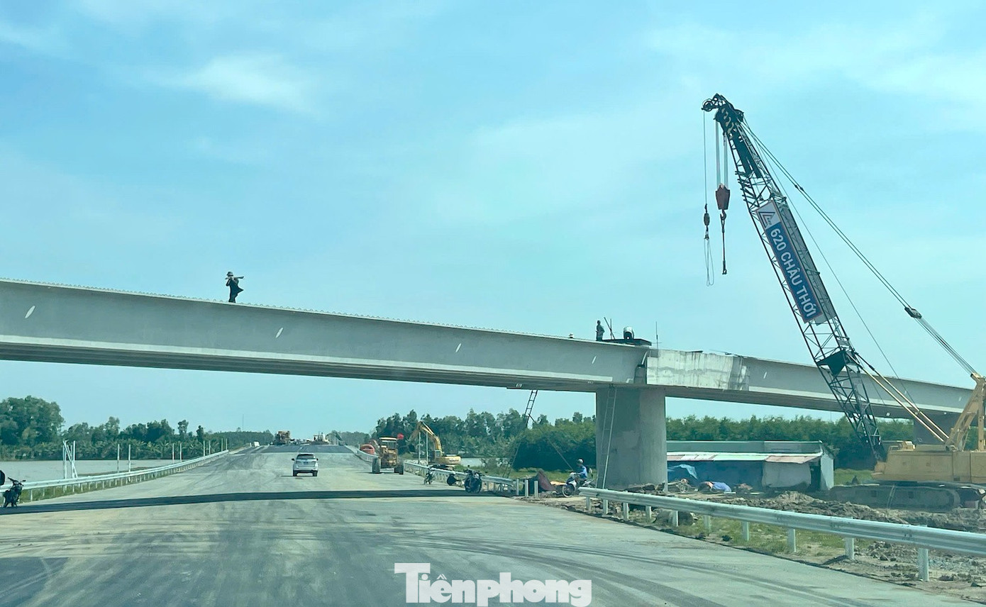 Cận cảnh cao tốc Cần Thơ - Cà Mau sắp thông xe - Ảnh 21