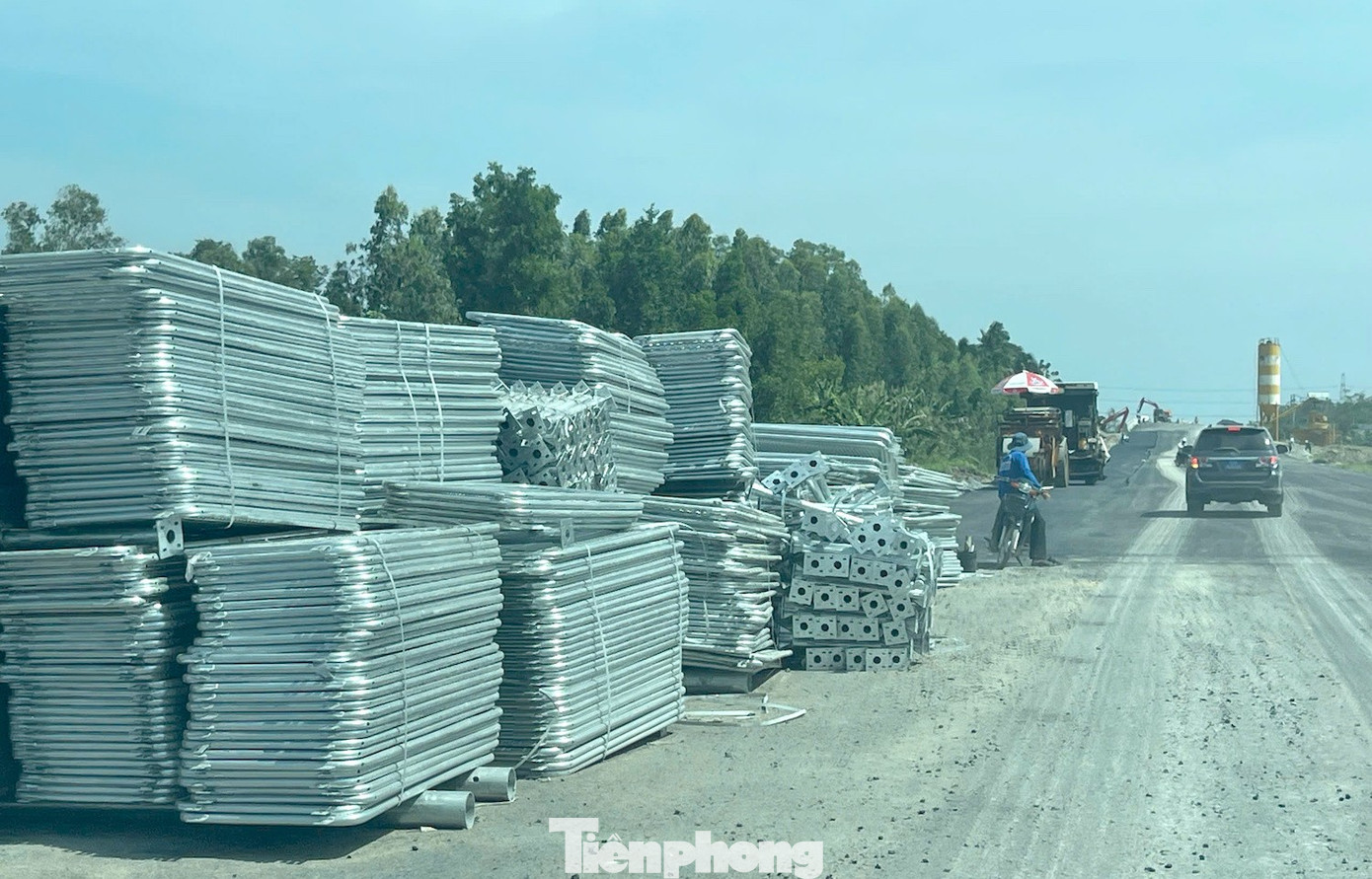 Cận cảnh cao tốc Cần Thơ - Cà Mau sắp thông xe - Ảnh 22