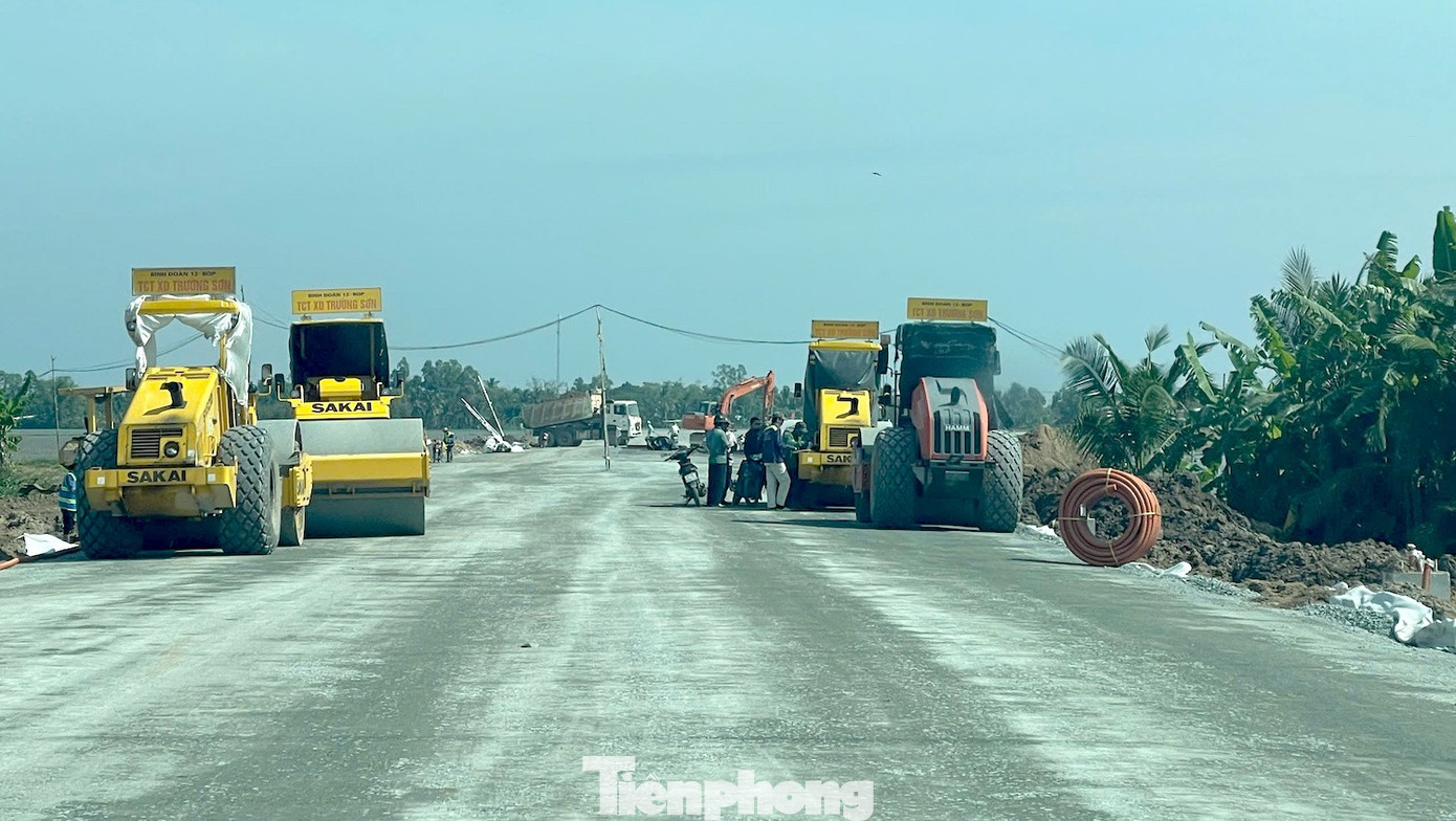 Cận cảnh cao tốc Cần Thơ - Cà Mau sắp thông xe - Ảnh 23