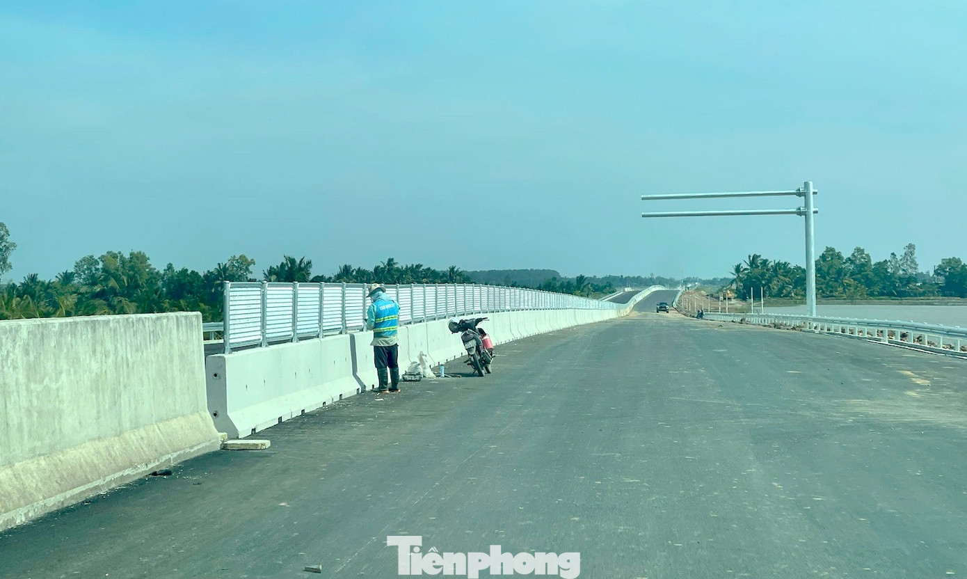 Cận cảnh cao tốc Cần Thơ - Cà Mau sắp thông xe - Ảnh 4