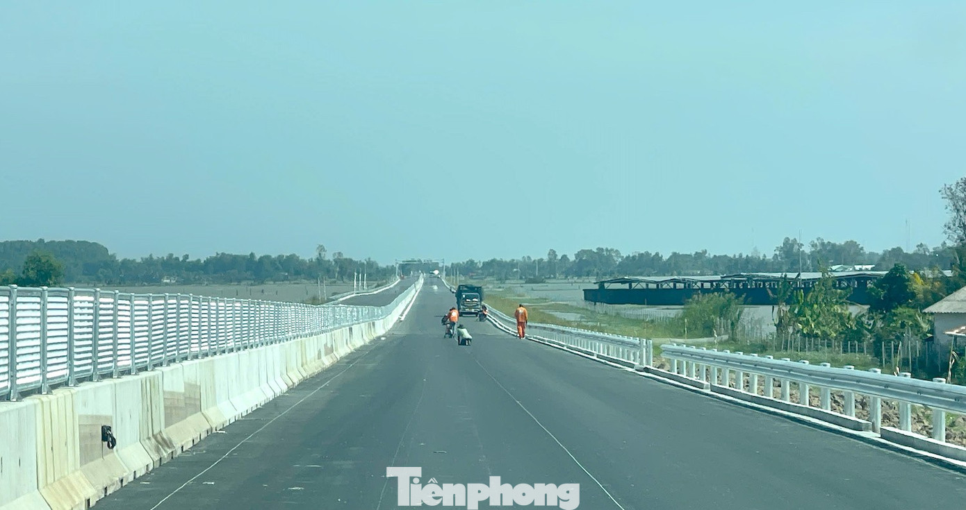 Cận cảnh cao tốc Cần Thơ - Cà Mau sắp thông xe - Ảnh 2
