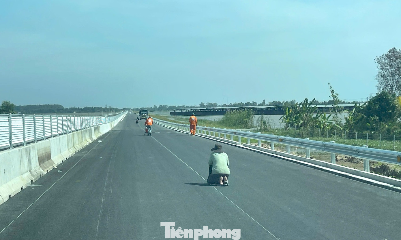 Cận cảnh cao tốc Cần Thơ - Cà Mau sắp thông xe - Ảnh 5