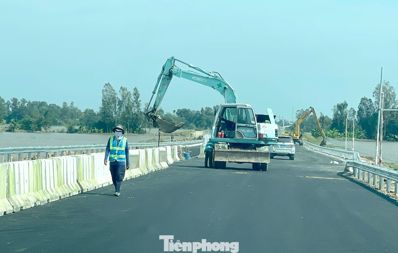 Cận cảnh cao tốc Cần Thơ - Cà Mau sắp thông xe - Ảnh 8