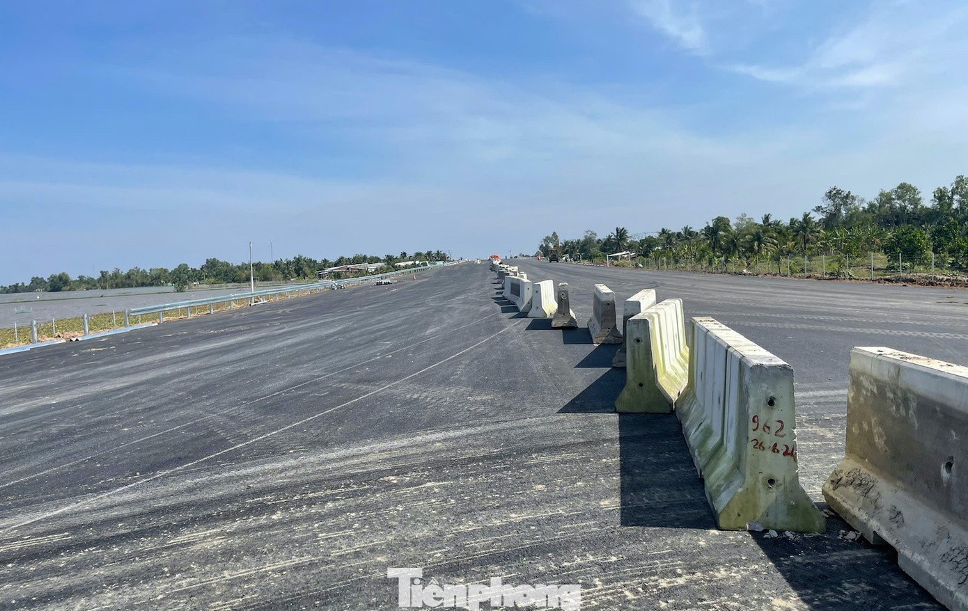 Cận cảnh cao tốc Cần Thơ - Cà Mau sắp thông xe - Ảnh 6