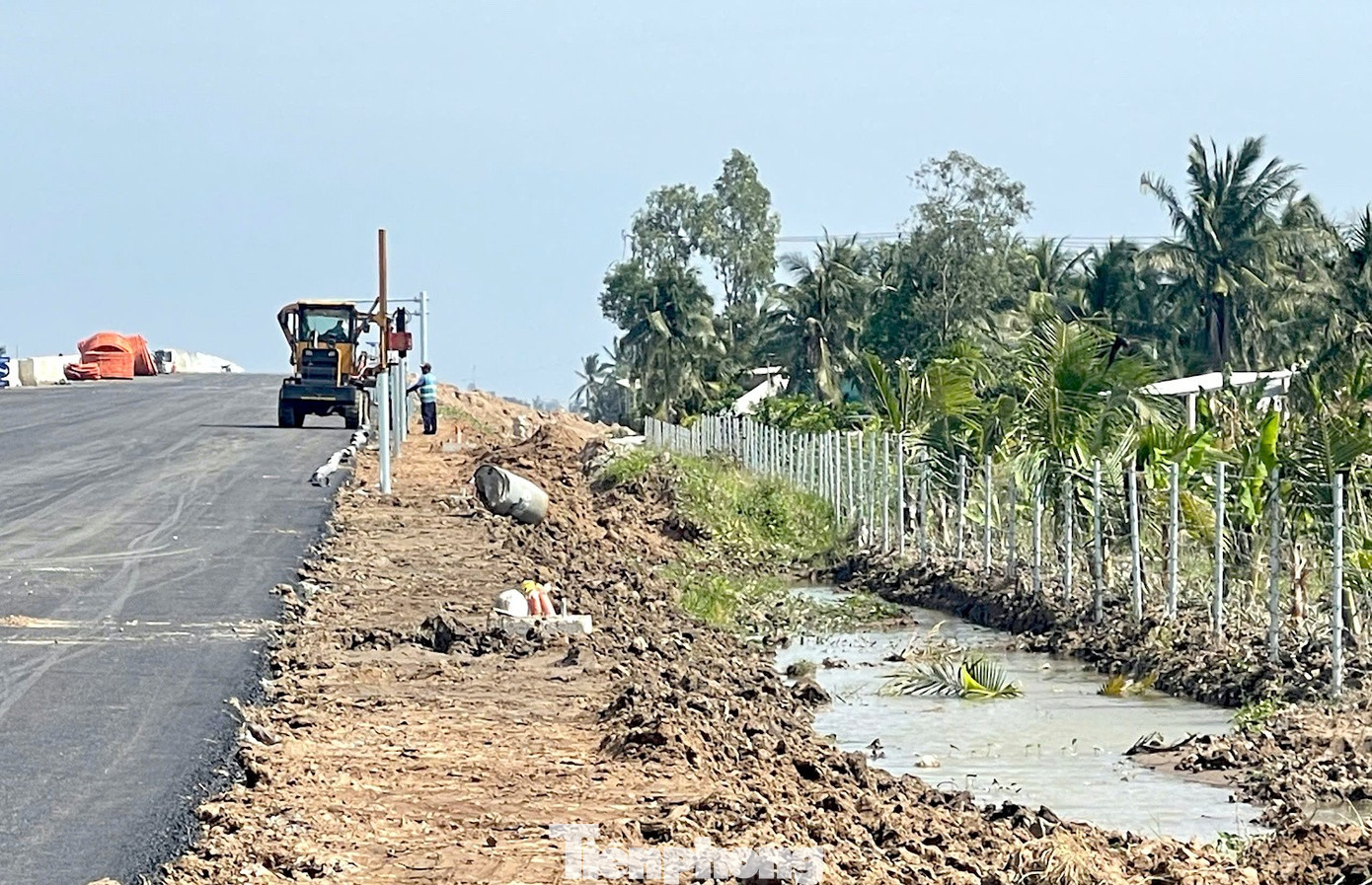 Cận cảnh cao tốc Cần Thơ - Cà Mau sắp thông xe - Ảnh 7