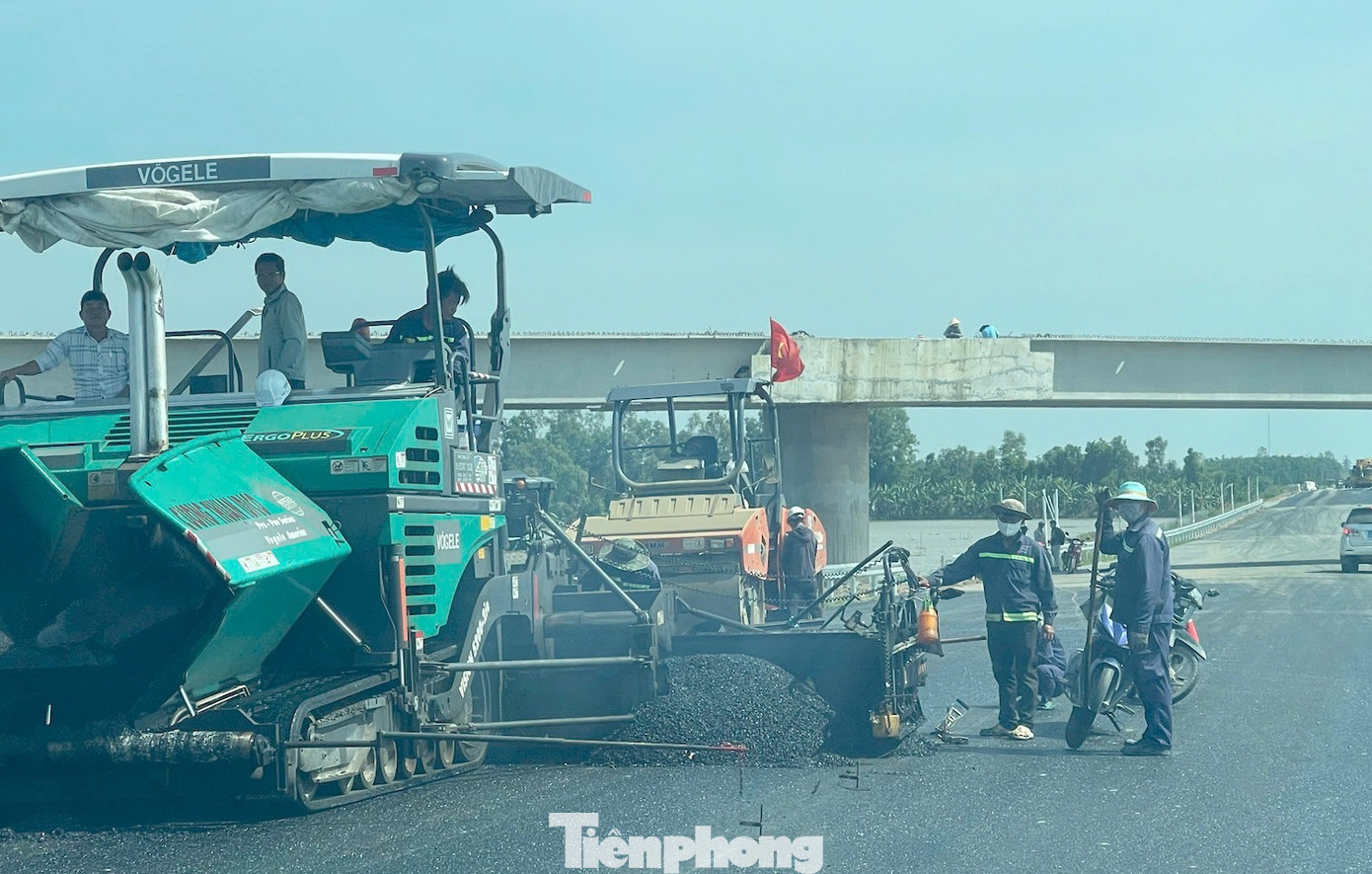 Cận cảnh cao tốc Cần Thơ - Cà Mau sắp thông xe - Ảnh 10