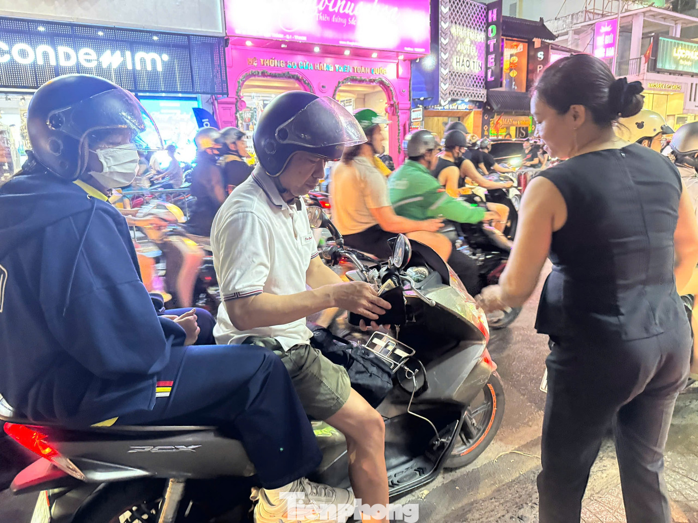 Ớt ra vỉa hè, giá cao ngất - Ảnh 3