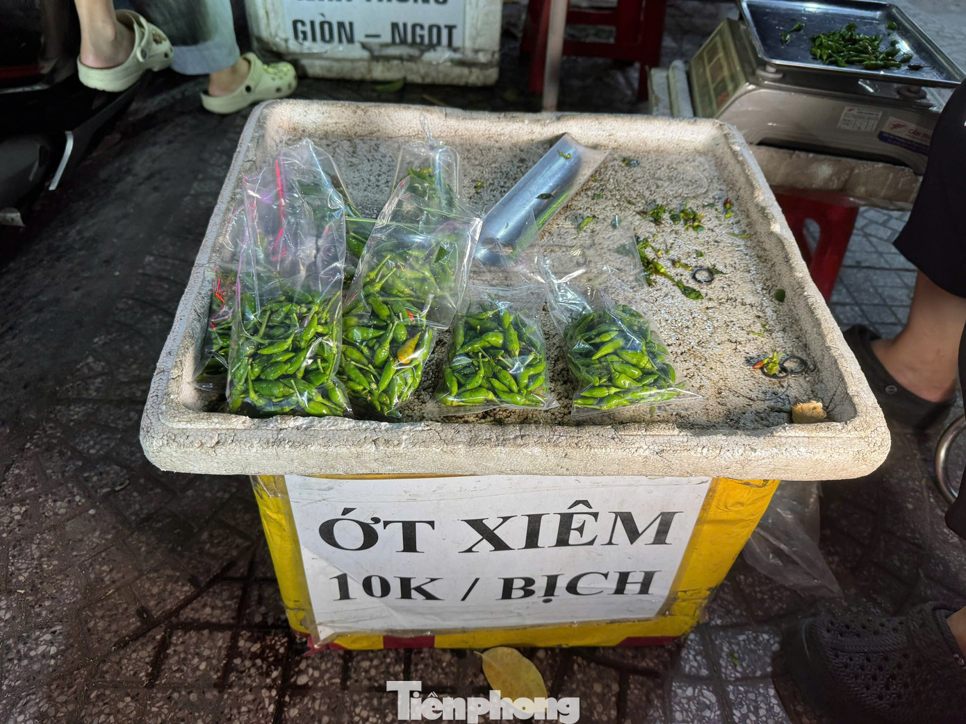 Ớt ra vỉa hè, giá cao ngất - Ảnh 2
