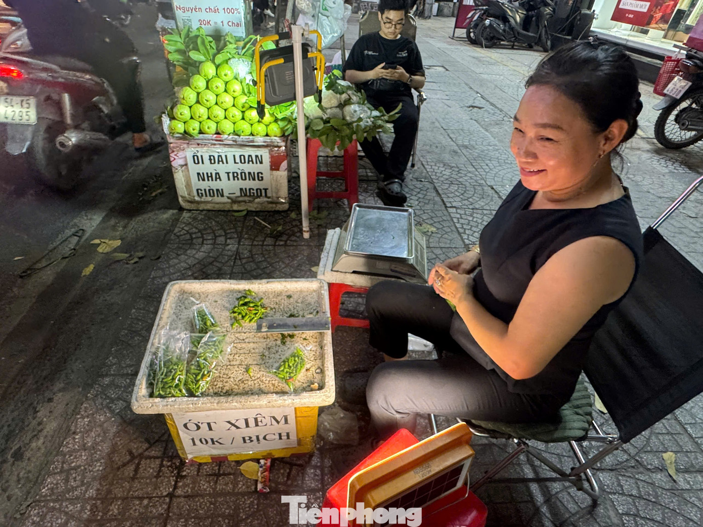 Ớt ra vỉa hè, giá cao ngất - Ảnh 1