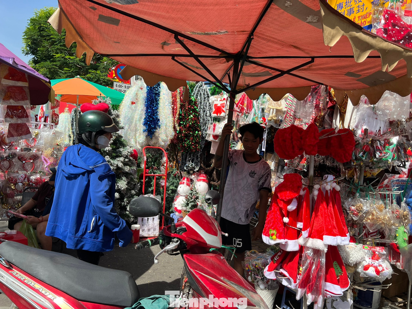 Đồ Noel giá 'sập sàn', nhân viên đội nắng ra đường đón khách vẫn không thấy - Ảnh 2
