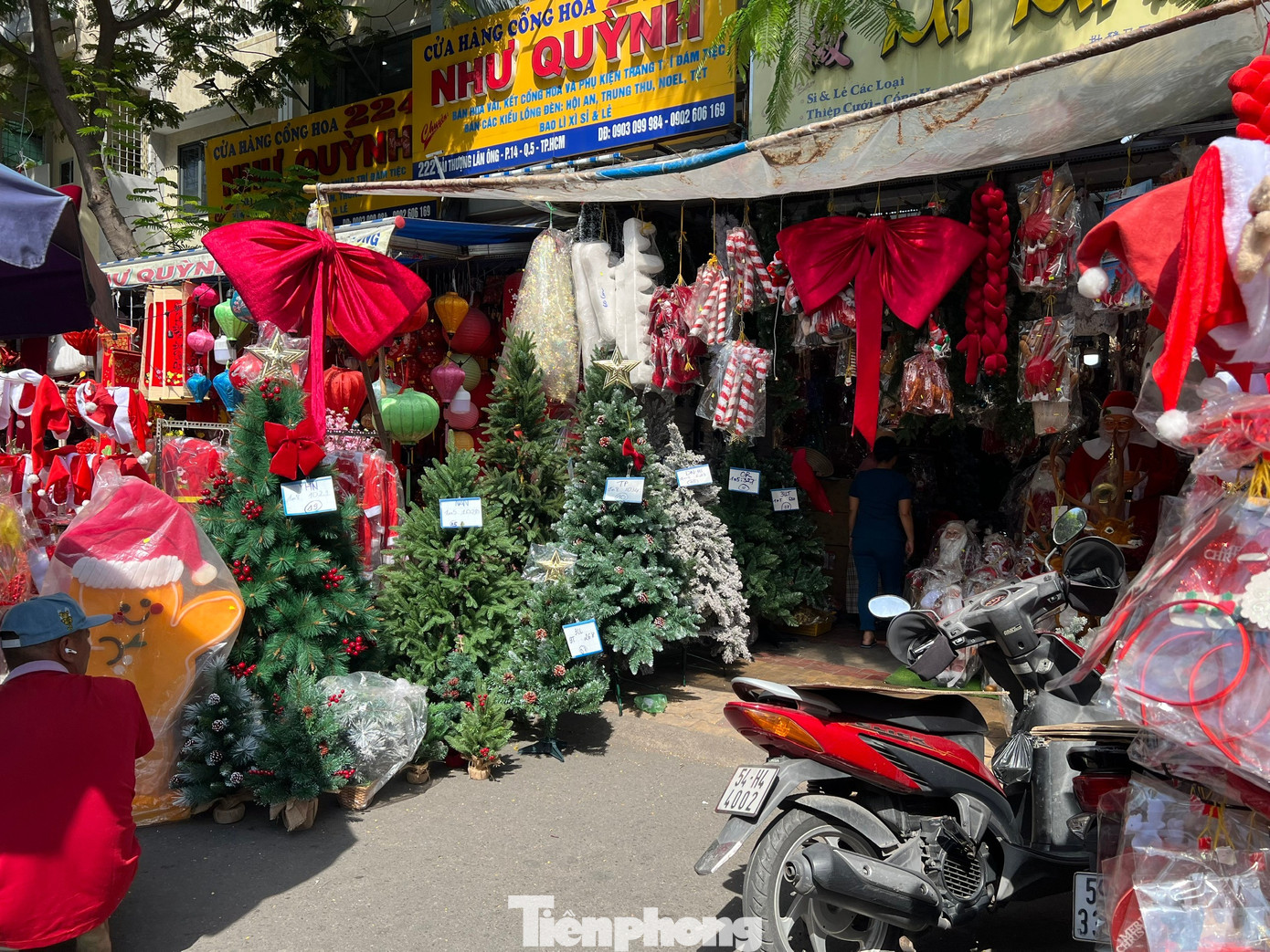 Đồ Noel giá 'sập sàn', nhân viên đội nắng ra đường đón khách vẫn không thấy - Ảnh 9