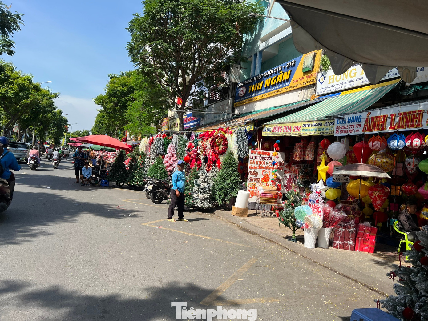Đồ Noel giá 'sập sàn', nhân viên đội nắng ra đường đón khách vẫn không thấy - Ảnh 7