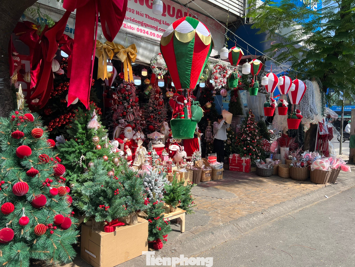 Đồ Noel giá 'sập sàn', nhân viên đội nắng ra đường đón khách vẫn không thấy - Ảnh 8