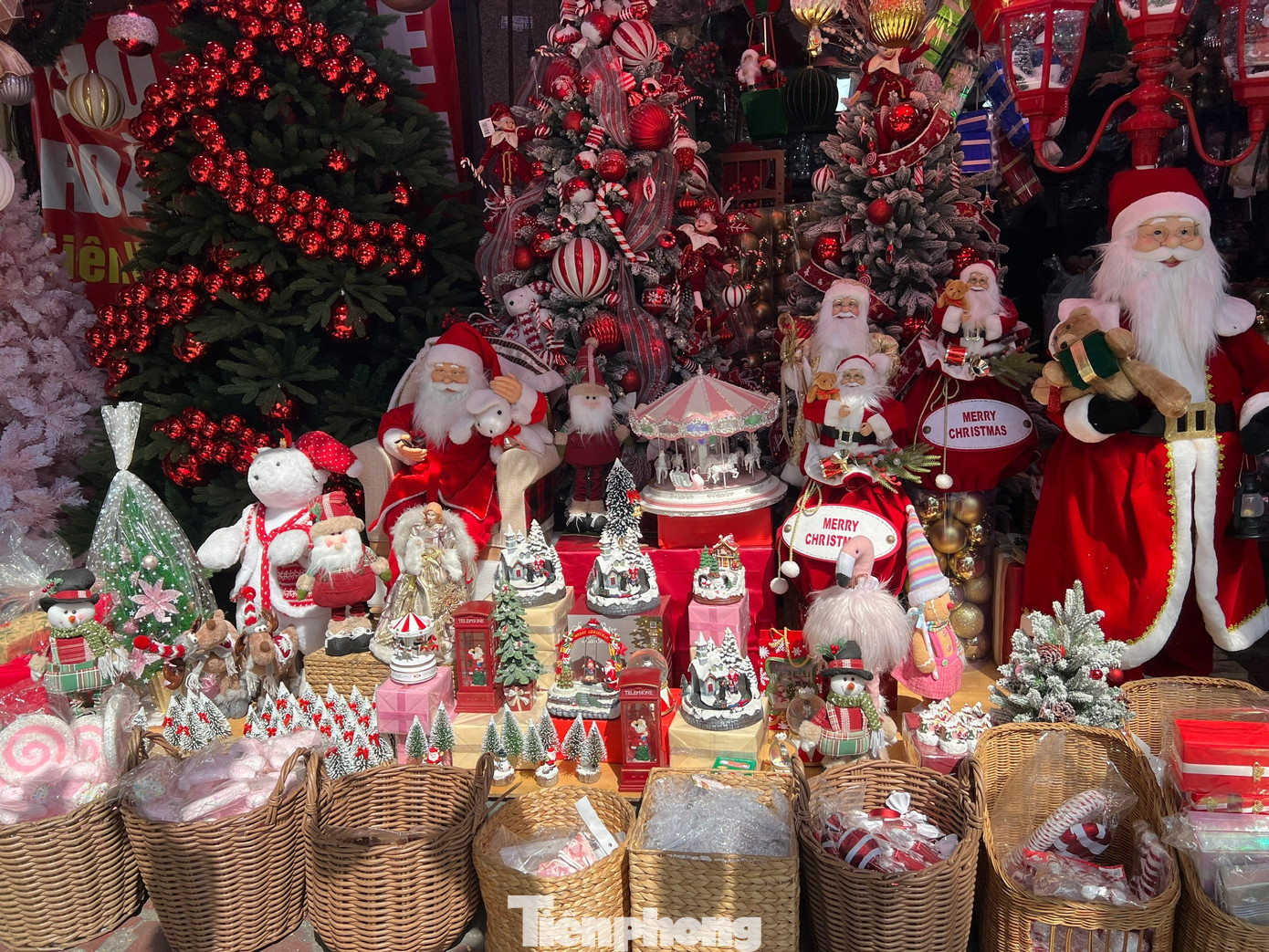 Đồ Noel giá 'sập sàn', nhân viên đội nắng ra đường đón khách vẫn không thấy - Ảnh 6