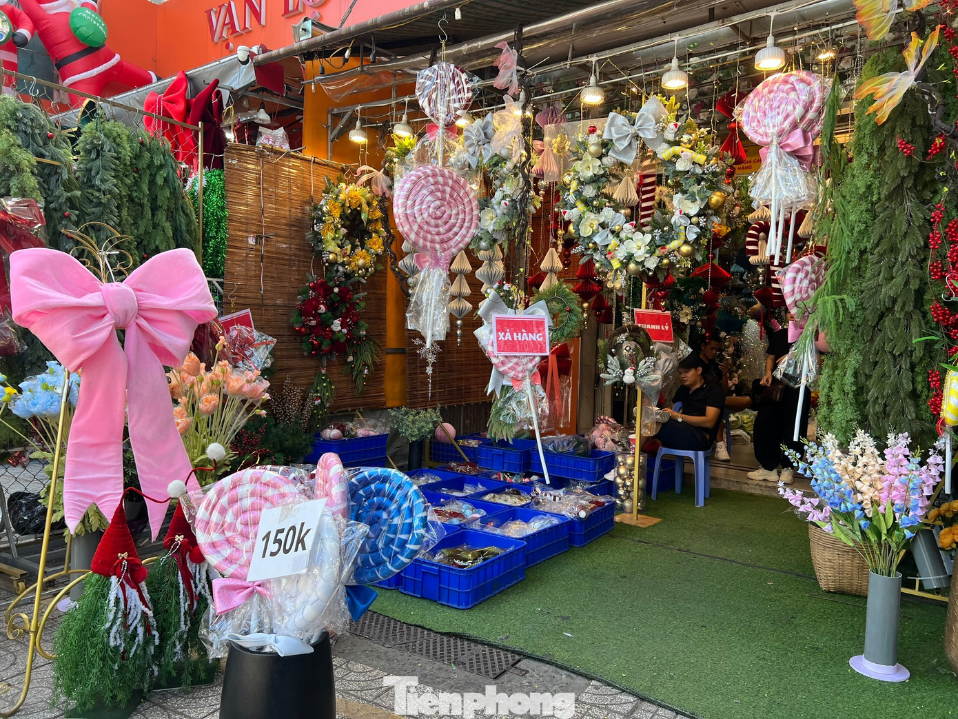 Đồ Noel giá 'sập sàn', nhân viên đội nắng ra đường đón khách vẫn không thấy - Ảnh 3