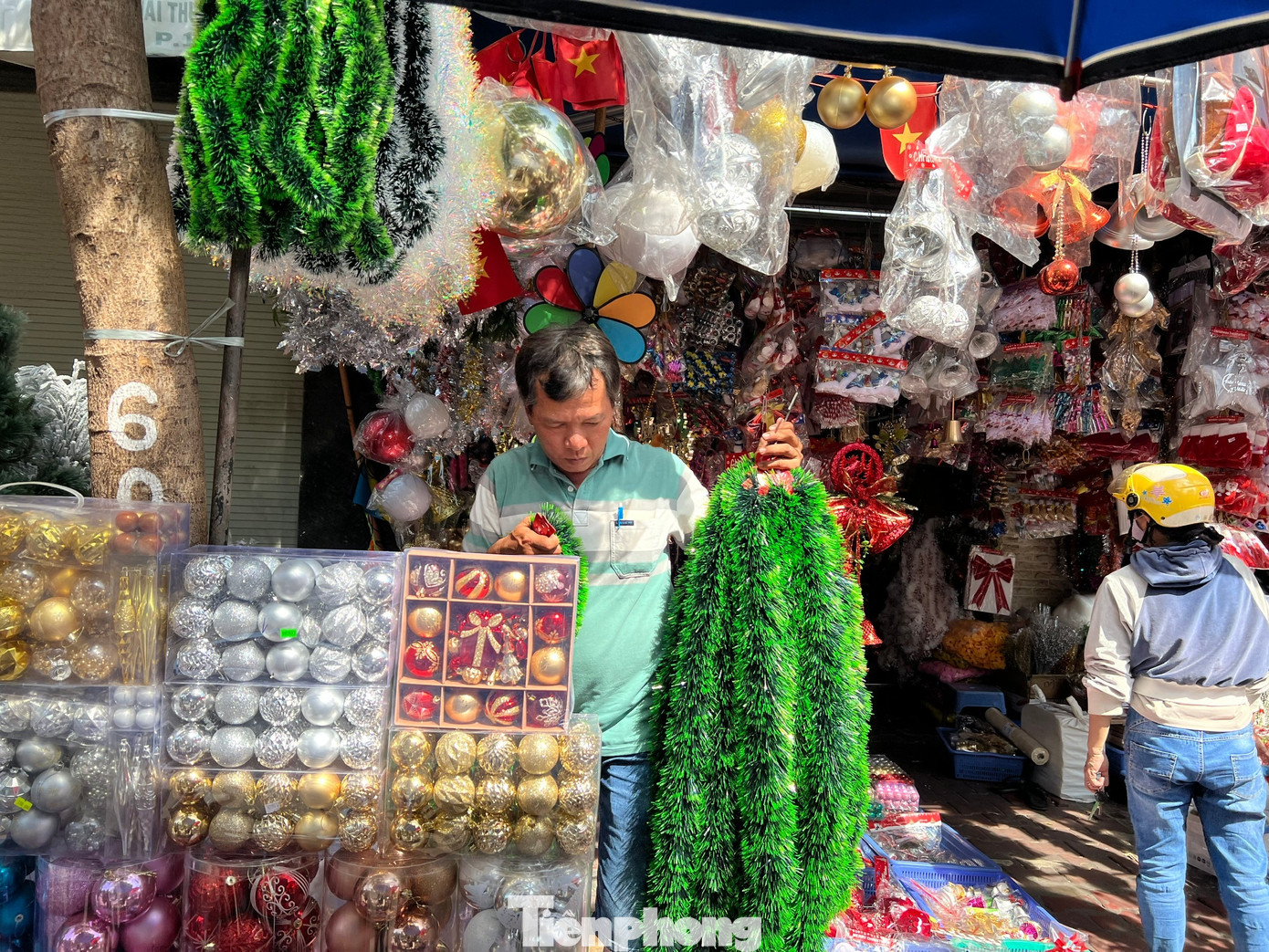 Đồ Noel giá 'sập sàn', nhân viên đội nắng ra đường đón khách vẫn không thấy - Ảnh 1