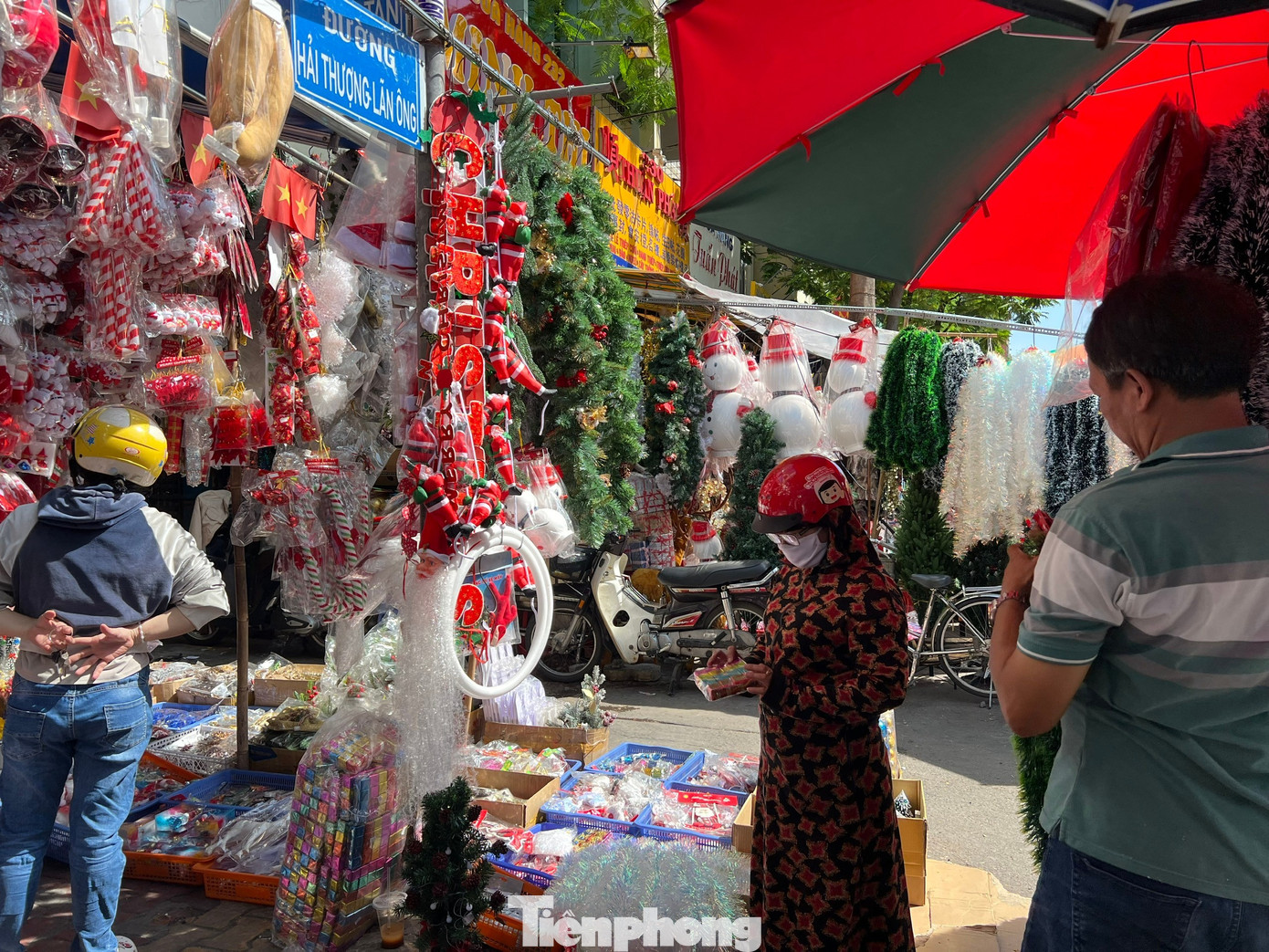 Đồ Noel giá 'sập sàn', nhân viên đội nắng ra đường đón khách vẫn không thấy - Ảnh 5