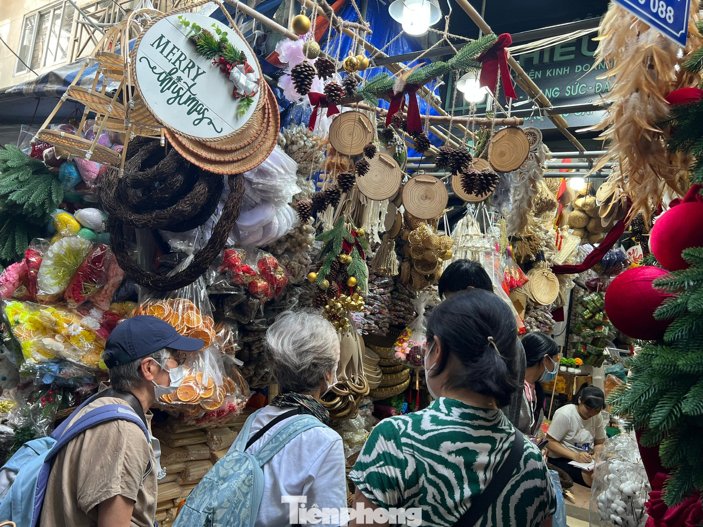 Đồ Noel giá 'sập sàn', nhân viên đội nắng ra đường đón khách vẫn không thấy - Ảnh 4