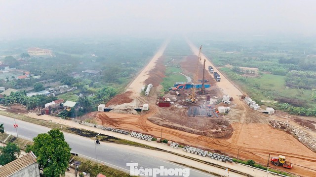 Cận cảnh công trường cầu Hồng Hà gần 10.000 tỷ đồng bắc qua sông Hồng - Ảnh 8