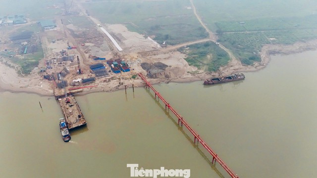 Cận cảnh công trường cầu Hồng Hà gần 10.000 tỷ đồng bắc qua sông Hồng - Ảnh 2