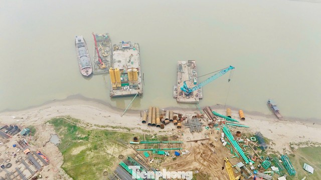 Cận cảnh công trường cầu Hồng Hà gần 10.000 tỷ đồng bắc qua sông Hồng - Ảnh 4