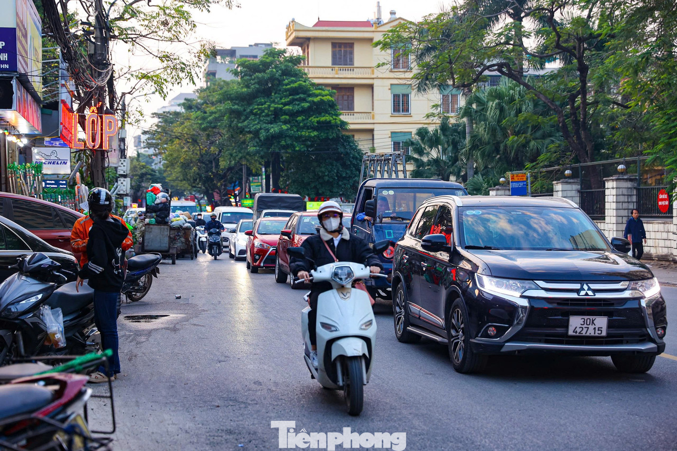 Cận cảnh đường Nguyễn Hoàng Tôn nối Vành đai 3 trước thời điểm mở rộng - Ảnh 11