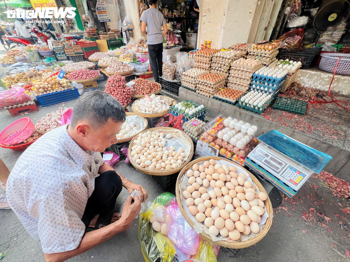 Giá thịt, trứng tăng mạnh, người tiêu dùng xoay xở thế nào mùa cận Tết? - Ảnh 3