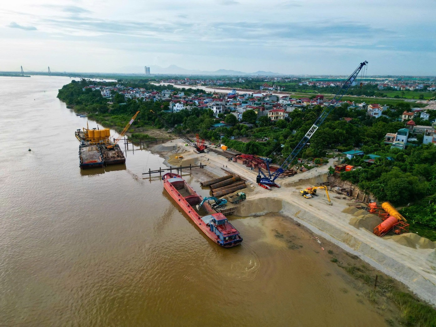 Hà Nội 'chốt' hạn hoàn thành giải phóng mặt bằng 7 cầu vượt sông Hồng - Ảnh 1