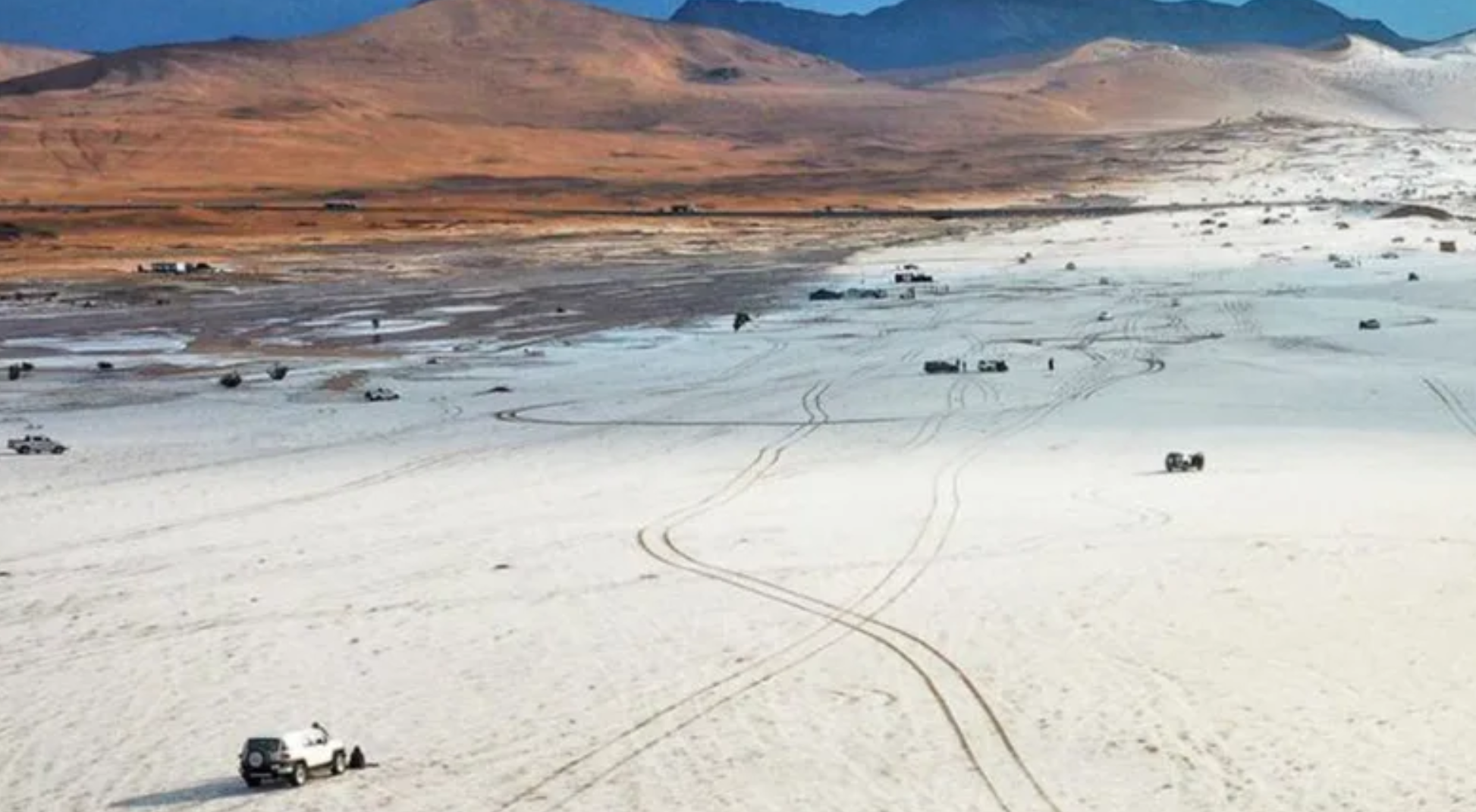 Tuyết phủ trắng sa mạc, tạo nên “thiên đường mùa đông” hiếm có ở Saudi Arabia - Ảnh 2