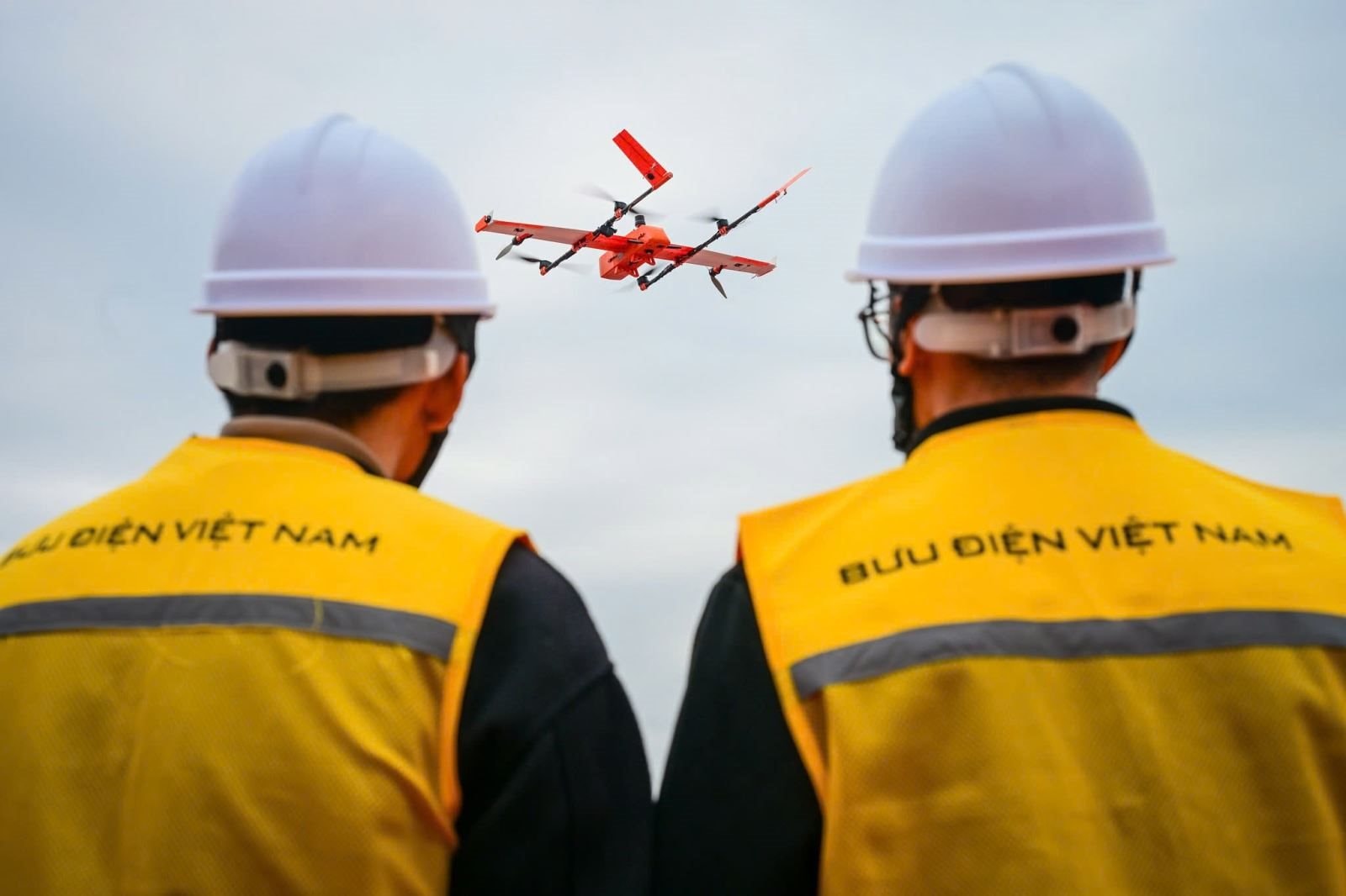Việt Nam lần đầu tiên dùng UAV vận chuyển mẫu xét nghiệm y tế, sếp Vietnam Post khẳng định: Không phải để diễn - Ảnh 1