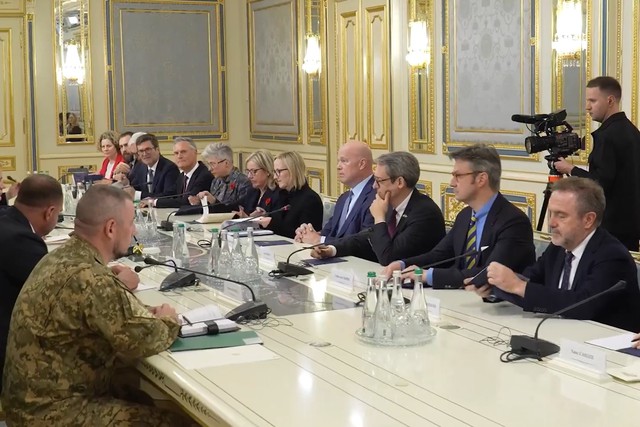 Mỹ xác nhận Ukraine thiệt hại rất lớn, ông Zelensky nói Kiev trải qua "thời khắc khó khăn nhất lịch sử": Kế hoạch 28 điểm có thể cứu vãn? - Ảnh 2